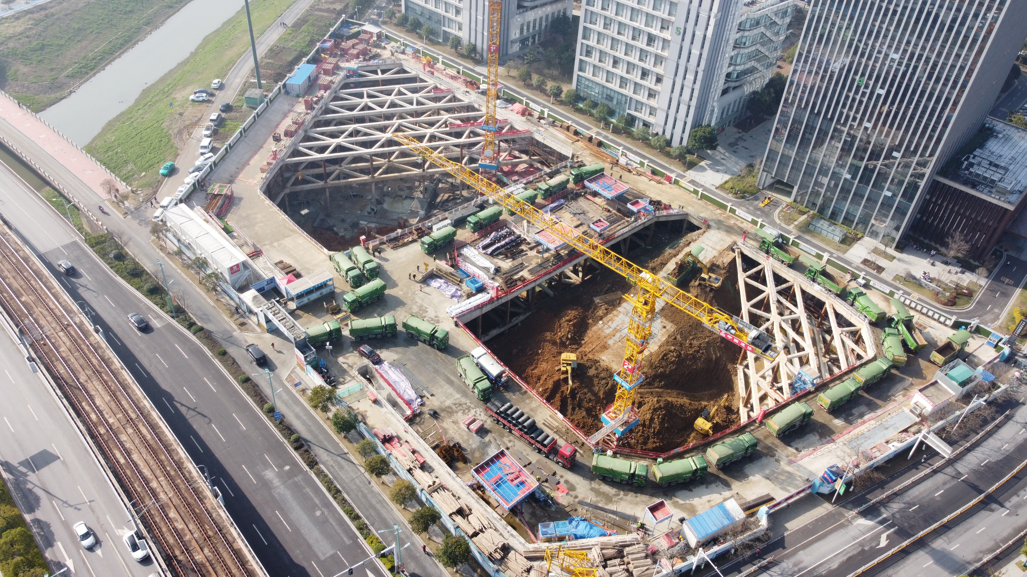 图四 基坑开挖至坑底俯视图.jpg